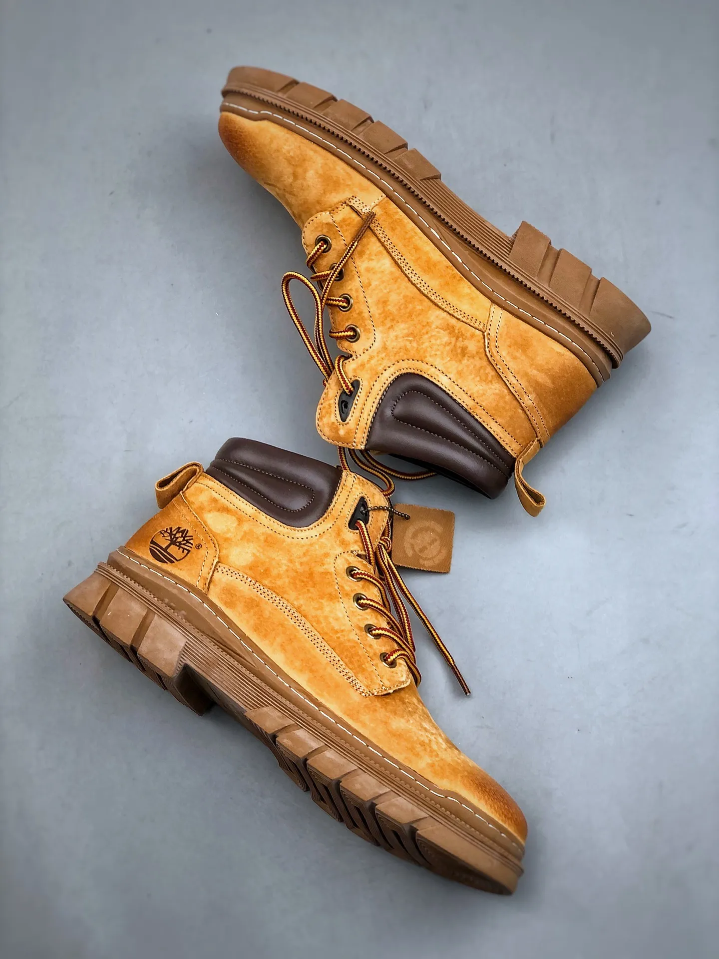 Pick up locally 💰560 Support store Timberland outdoor mid-cut casual rhubarb boots Guangdong factory quality Original box original packaging The fabric is made of Italian 🇮🇹 top-grade frosted fine-grained cowhide. It is paired with anti-odor and anti-corrosion genuine leather latex insoles to give you a perfect wearing experience. High-quality and durable, a must-have for sportsmen. Specially designed to treat handsome men. High-quality and first-class foot feel. Size: 39 40 41 42 43 44 (leather shoe size)